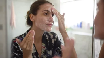 6 καθαριστικά προσώπου με σαλικυλικό για το ακνεϊκό δέρμα