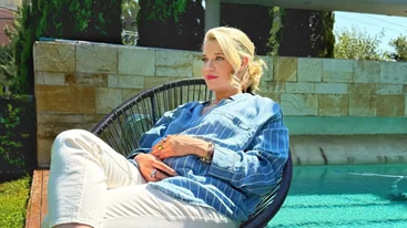 Σε Halloween mood η Τζένη Θεωνά | Απαθανατίζει τον Αρίωνα Αναστασιάδη με το πιο spοoky καπέλο