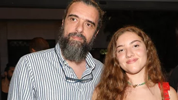 Σωτήρης Τσαφούλιας | Αγκαλιά με την κόρη του, Δέσποινα σε θεατρική πρεμιέρα