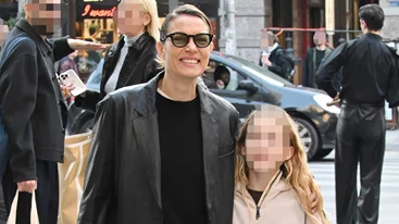 Βίκυ Καγιά | Αγκαλιά με την Μπιάνκα Κρασσά στο κέντρο της Αθήνας