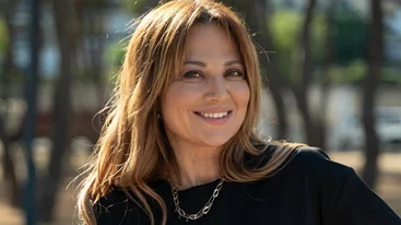 Η Νάνσυ Ζαμπέτογλου με την άκρως ιδιαίτερη μπλούζα από τη Zara | Κοστίζει κάτω από 30 ευρώ