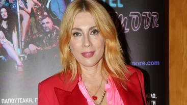 Η Σμαράγδα Καρύδη με κόκκινο κοστούμι | Το colour blocking που δημιούργησε