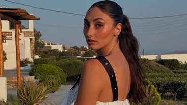 Η Ευαγγελία Πλατανιώτη με total Zara look στη Σιγκαπούρη | Κοστίζει κάτω από 50 ευρώ