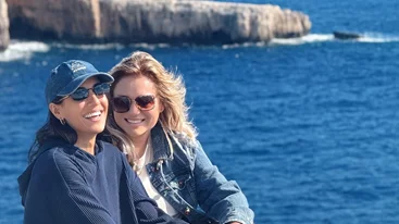 Ευγενία Σαμαρά & Μαρία Καβογιάννη | Η φθινοπωρινή φωτογραφία τους με θέα το μπλε των Παξών