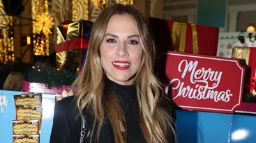 Πανύψηλος και κούκλος ο Φίλιππος Πηλαδάκης | Ο 17χρονος γιος της Ντορέττας Παπαδημητρίου στόλισε χριστουγεννιάτικα με την οικογένειά του