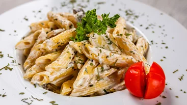 Τι να μαγειρέψω σήμερα; Η λαχταριστή συνταγή για ζυμαρικά με σάλτσα φέτας και κολοκυθάκια