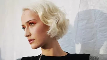 Αυτό είναι το απόλυτο festive και εύκολο χτένισμα που κάθε γυναίκα άνω των 50 αξίζει να δοκιμάσει