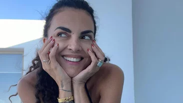 "What a body" | Η Μαρία Σολωμού ποζάρει με το μπικίνι της στο απέραντο γαλάζιο της Σαντορίνης