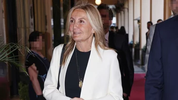 Κυριάκος & Μαρέβα Μητσοτάκη | Με τα τρία τους παιδιά στην αγαπημένη τους χριστουγεννιάτικη συνήθεια  25.12.2025