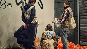 Η ομάδα Street Work μια "αγκαλιά" για τους άστεγους της Αθήνας