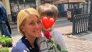 "Eίναι και τυχερός και άτυχος" | Η Σία Κοσιώνη εξηγεί γιατί είναι "εκνευριστική" τώρα που ο γιος της ξεκίνησε την Γ' Δημοτικού