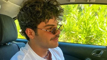 Με baggy jeans και φούτερ με κουκούλα | Η street style εμφάνιση του Άγγελου Λάτσιου