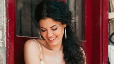 Ερωτευμένοι κάτω από το φεγγάρι | Μαρία Κορινθίου & Γιώργος Καραθανάσης αγκαλιά στην πανσέληνο