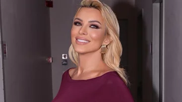 Έγκυος τις γιορτές; Η Κατερίνα Καινούργιου με το φόρεμα από την Pink Woman που μπορείς να φορέσεις