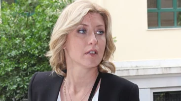 Σία Κοσιώνη | Κομψή εμφάνιση στα λευκά σε φιλανθρωπικό gala στο Μικρολίμανο