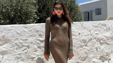 Σταματίνα Τσιμτσιλή | Με τέλειο beach look στην Πάρο - Τα Zara σκουλαρίκια που θα βρεις σε έκπτωση