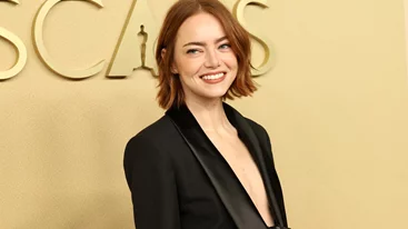 Emma Stone | H μούσα του Λάνθιμου φόρεσε ένα από τα πιο έξυπνα little black dresses που έχουμε δει