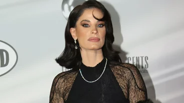 Η Χριστίνα Μπόμπα στο Madwalk 2025 με το πανωφόρι που θα φορέσουμε σίγουρα στις γιορτές