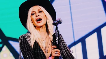 Η Άννα Βίσση φόρεσε μία glam rock δημιουργία με 340.000 κρύσταλλα στην πρεμιέρα της στο Hotel Ermou