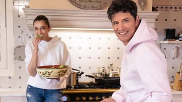 Ο Σάκης Ρουβάς στον τεράστιο κήπο του σπιτιού του | Μάς δείχνει το πιο εύκολα tips για να φυτέψουμε μυρωδικά