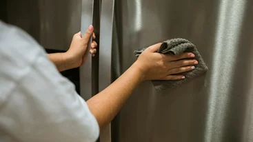 Ψυγείο που λάμπει | Πώς να το καθαρίσεις σωστά χωρίς κόπο