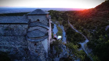 Μια μελωδία στην άκρη του γκρεμού – Στον Όλυμπο το "ιπτάμενο" πιάνο της Έλενας Ξυδιά