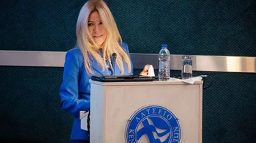 Μαριάννα Λάτση | H chic εμφάνιση με μπλε κοστούμι και sneakers σε σημαντική εκδήλωση