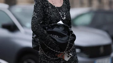 Αυτό το οικονομικό little black dress από τη Stradivarius θα ορίσει τις εμφανίσεις σου αυτά τα Χριστούγεννα