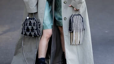 Η βραδινή τσάντα με χάντρες από την Pull & Bear που θα σου θυμίσει το στιλ της μαμάς σου στα 90s