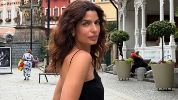 Η Τόνια Σωτηροπούλου με τη φούστα από την Pink Woman που δεν είναι ποτέ out of fashion