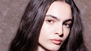 Tired Girl Makeup | Το trend της Gen Z που αποθεώνει το "κουρασμένο" βλέμμα