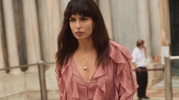 Η Τόνια Σωτηροπούλου με το suede τζάκετ που θα σε ρωτούν όλοι από που αγόρασες