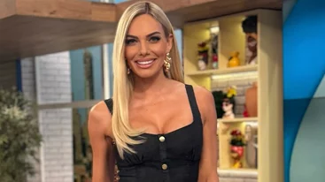 Η Ιωάννα Μαλέσκου φωτογραφίζει το "μοντέλο" της με το πιο cute ροζ συνολάκι