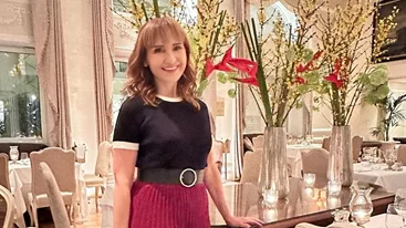 Μάρα Ζαχαρέα | Με αέρινο ριγέ φόρεμα στα κυκλαδίτικα σοκάκια