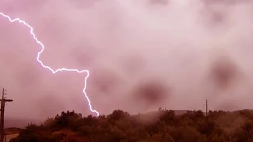 Έντονα καιρικά φαινόμενα στην Ηπειρο. Κεραυνός έπεσε σε στέγη πολυκατοικίας