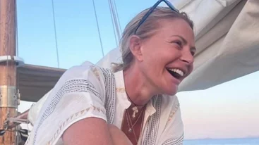 Η ερημική παραλία που απήλαυσε το μπάνιο της η Τζένη Μπαλατσινού | Δείτε τη φωτογραφία με τα καταγάλανα νερά