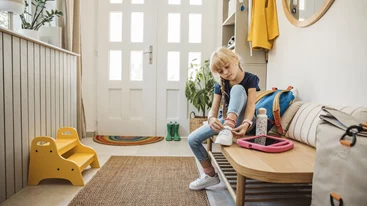 Τα παιδιά αφήνουν τα πάντα κάτω; Πώς θα φτιάξεις μια "έξυπνη" είσοδο στο σπίτι σου