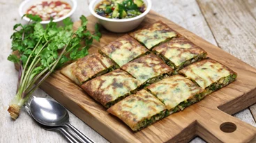 Η "σπανακόπιτα της τεμπέλας" | Η πιο comfort με σπανάκι και φέτα που θα λατρέψεις