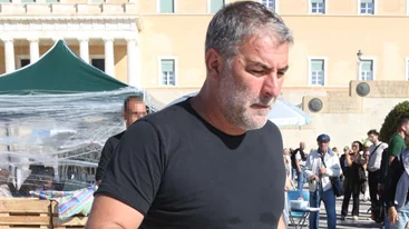 Βασίλης Μπισμπίκης | Στο Σύνταγμα στο πλευρό του απεργού πείνας Πάνου Ρούτσι - "Ήθελε να δει εμένα και τη Δέσποινα Βανδή"