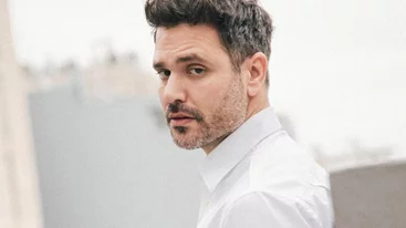 "Πιο ερωτικός από ποτέ" | Ο Μιχάλης Λεβεντογιάννης φωτογραφίζεται με τη νέα συμπρωταγωνίστριά του στο θέατρο