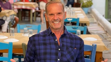 Πέτρος Κωστόπουλος | Μάς δείχνει το minimal στολισμένο σαλόνι του σπιτιού του