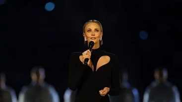 Charlize Theron | Το μήνυμα που έστειλε μέσα από το φόρεμά της στην τελετή έναρξης των Χειμερινών Ολυμπιακών Αγώνων του 2026
