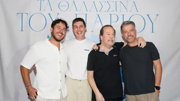 Αντελίνα Βαρθακούρη | Φωτογραφίζει τον Γιάννη Πάριο με τα τέσσερα παιδιά και τα εγγόνια του