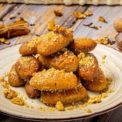 Η "άχαστη" συνταγή για τα πιο λαχταριστά μελομακάρονα του Άκη Πετρετζίκη