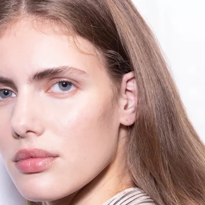 Ροζ πούδρα | Το μυστικό που δίνει φως κάτω από τα μάτια