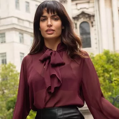 Η Τόνια Σωτηροπούλου έκανε τον απόλυτο συνδυασμό με το μπορντό πουκάμισό της