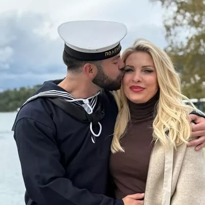 Η Ελένη Μενεγάκη αγκαλιά με τον ναύτη γιο της | Οι φωτογραφίες με τον Γιάννη Λάτσιο και τον Μάκη Παντζόπουλο