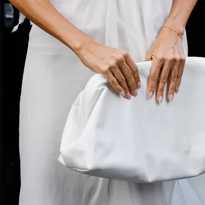 Pantone Cloud Dancer | 4 μανικιούρ που απογειώνουν το πιο "ακριβό" χρώμα του 2026