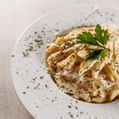 Η απόλυτη κρεμώδης μακαρονάδα με λαχανικά, χωρίς κρέμα γάλακτος