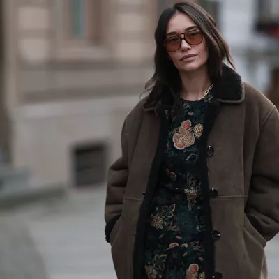 Το ντραπέ μίντι φόρεμα από την Pull&Bear που κολακεύει κάθε σιλουέτα